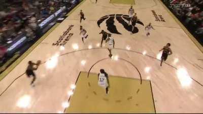 [Highlight] OG with the big and-1 dunk in traffic!