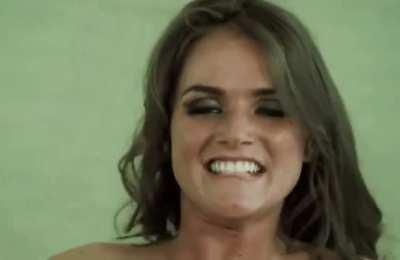 Her facial expression is so hawt