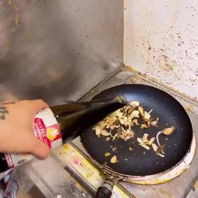 look who's bacl.. and he is cooking scarlet rot meal.