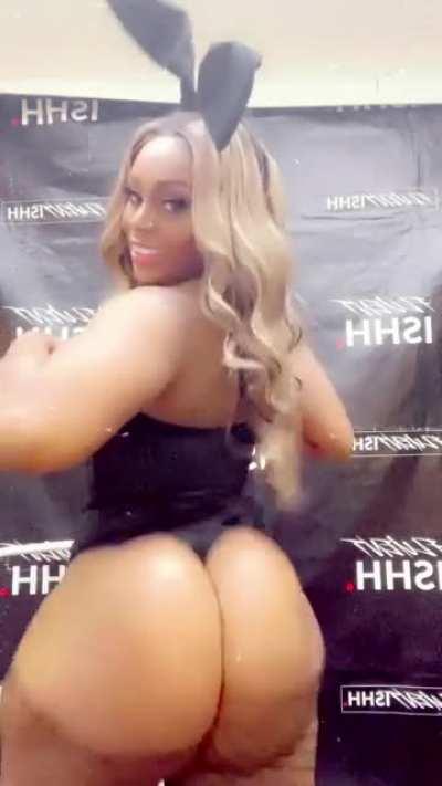 Mocha Meanass (@mochasomelanin_)