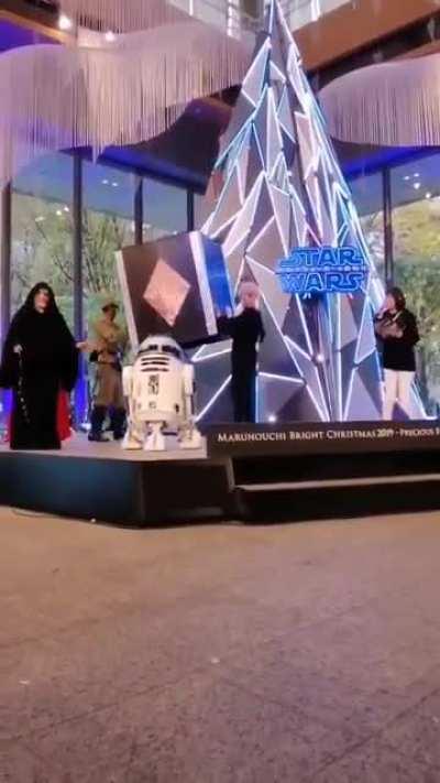 R2D2 fucking dies