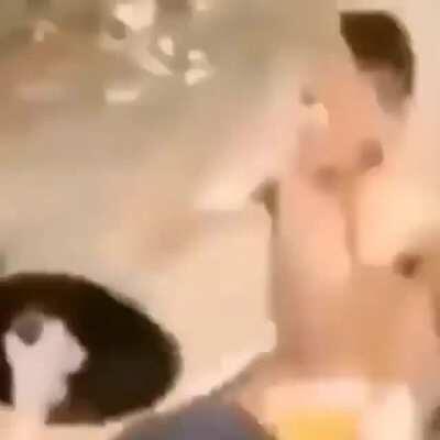 El vídeo de los niños pero con música de jojos de fondo