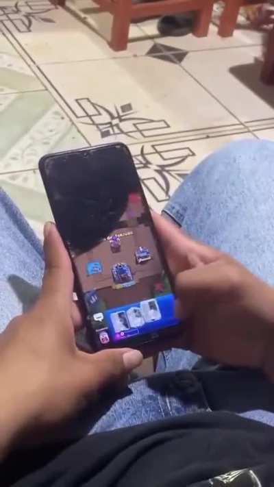 Meu mano com o celular dele kk