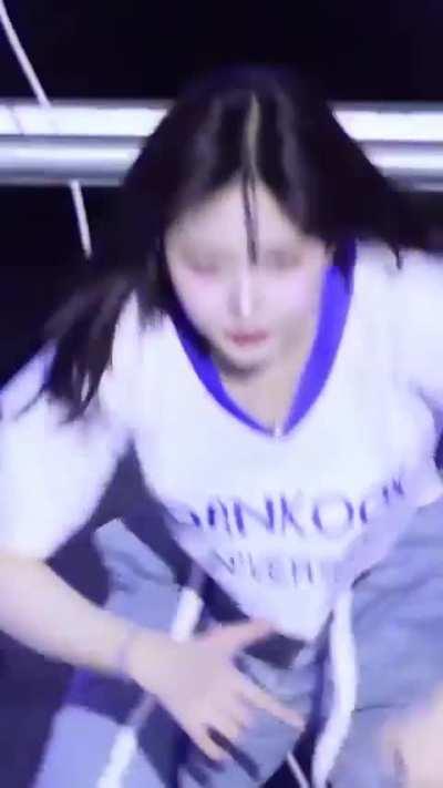 NMIXX Hawewon cleavage