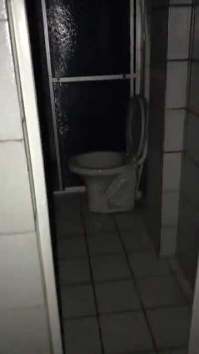 She was taking a shower (coloque no Google tradutor)