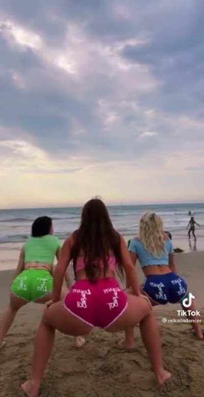 3 twerking Thots