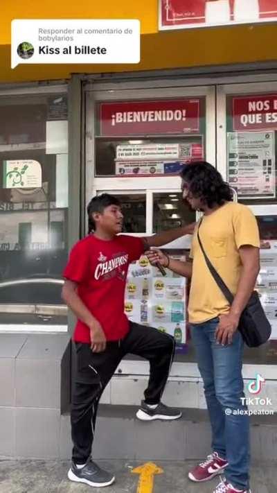 ¿Cuánto gana un abre puerta del Oxxo? 