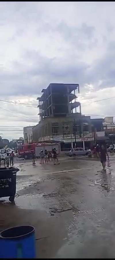 Se está por derrumbar otro edificio en la costa. Santa Teresita