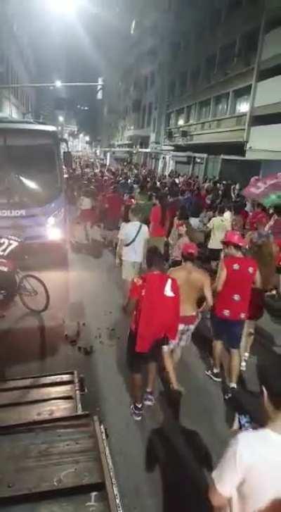 Prontos pros compilados de Lzeiro reclamando q foi assaltado?