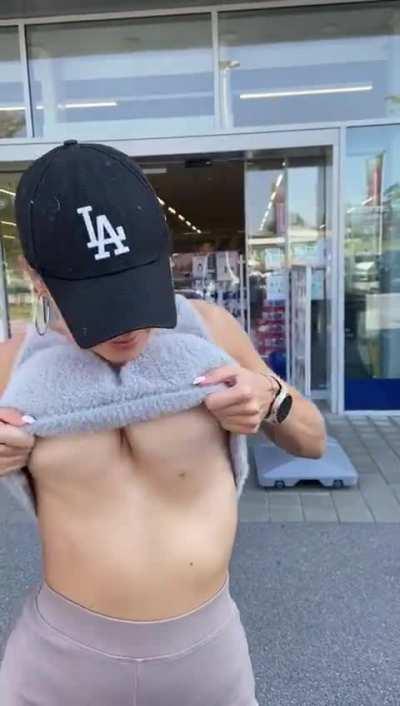 Fit Babe Flashes [GIF]