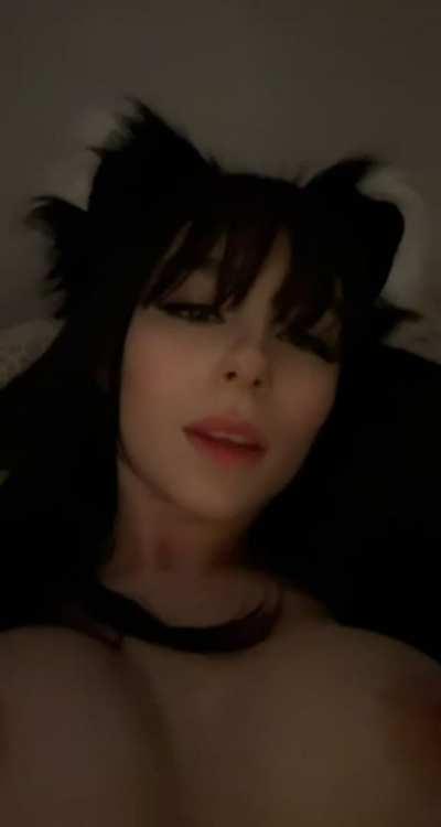 who wants to get pegged by me? ☝️hands up ;)🖤