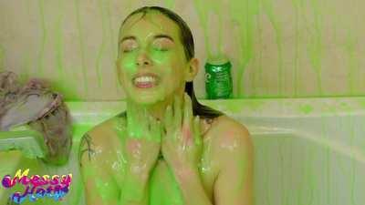 Watch me get Slimed by /u/Messyhot 😍😍 🔗 in comments 