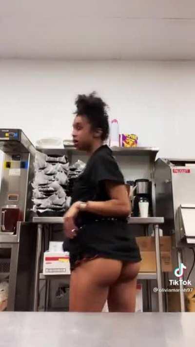 Those YAMS are illegal goods 👅