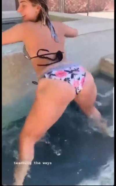 Gabbie Hanna Shakin Ass