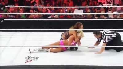 Eve concentrates her assault on Kelly Kelly’s neck!