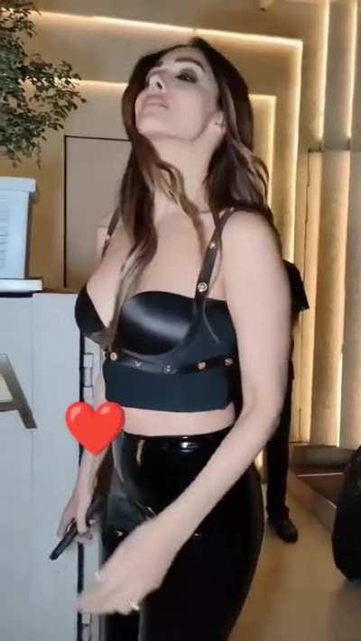 Mallika Arora in black latex laggings. Sexy mallika momyâ¤ï¸