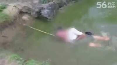 Bloke gets shocked by an electric fishing line and his head almost hits the rock
