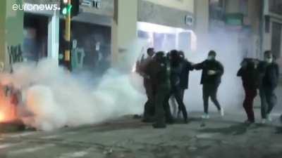 Pasto: Protesters sets fire to Police Officers