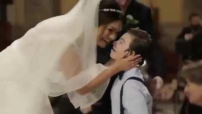 The groom gave the bride's students with Down syndrome the task of carrying the ring.