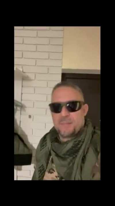 Наемник. - Окей. Это мольба о помощи. Вот это мой АК-47. Все, что я на него навесил, видите? Я купил за свои бабки. На себя и на своих ребят. Никто не помог. Ни наше правительство, ни украинское. Они мне дали только голый АК-47. Теперь смотрите сюда. Вот 