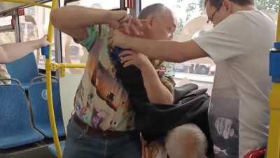 В Москве пассажиры автобуса избили и сдали в полицию 87-летнего пенсионера, который, как им показалось, нелестно отозвался о ЧВК «Вагнер». По их версии, проезжая мимо мемориала наёмникам он назвал вагнеровцев убийцами.