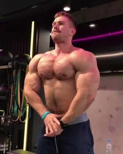 Artem Pakhniuk staying pumped in between sets