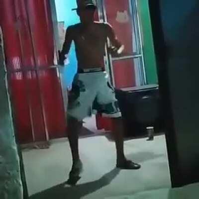 Os mlks desenrolando no passinho pra encantar o vagão feminino no churras