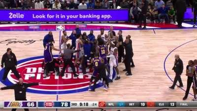 [Highlight] Lebron and Isaiah Stewart get tangled at the free throw line and has to get held back