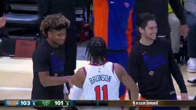 [Highlight] 43 now for Brunson to give the Knicks the lead; 5 away from his career high