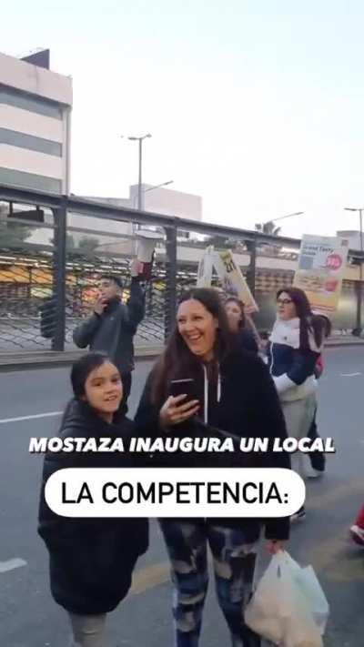  Mostaza inaugura un local y pasan los de mc Donalds regalando 2x1 con un megáfono.