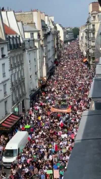 FRAN&Ccedil;A HOJE: Dezenas de milhares de pessoas protestando contra a tir&acirc;nica implementa&ccedil;&atilde;o do certificado de vacina para entrada em estabelecimentos, bem como a vacina&ccedil;&atilde;o obrigat&oacute;ria. A grande m&iacute;dia est&aacute; absolutamente em sil&ecirc;ncio.
