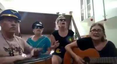 ♫♫ Mamãe eu vou comprar uma arma / O bozo já facilitou / Quero atirar nos comunistas / Sou pobre de direita e odeio professor ♫♫