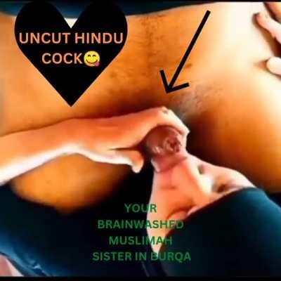 Ek Muslimah ke naram hath aur Pakiza Muh Hindu Uncut ki seva krte hue. 😂Ek aur Muslimah gayi Namard Muslim Cucks ke hath se. 🤣Muslim Cucks comment section me bhauke aur apni behen ka naam aur age likhe agar vo use bhi aise dekhna chahte hai. Aur ye video 