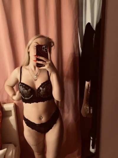 Waiting for u to come home to me after a long day of work and relieve some stress🙈