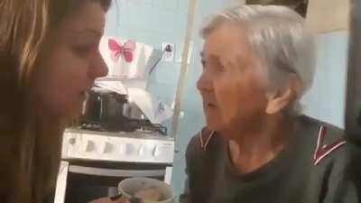 This woman’s mother suffers from Alzheimer’s. For the first time in years, she recognised her daughter, looked into her eyes and told her she loves her.