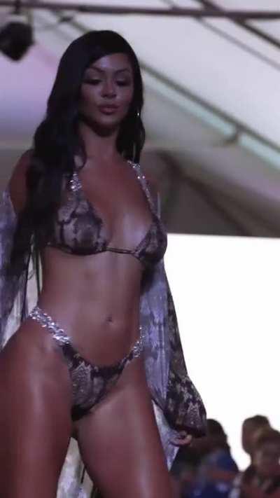 Aline Bernardes (@allinebernardess)