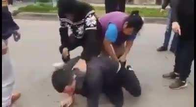 Vecinos hartos de los robos atrapan a un ladrón y lo golpean