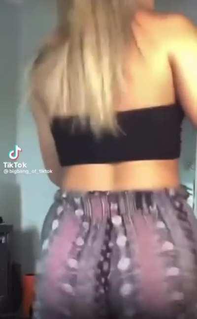 Sheez this one big ass🥵🥵🍑🥵🥵🥵🥵🥵🥵