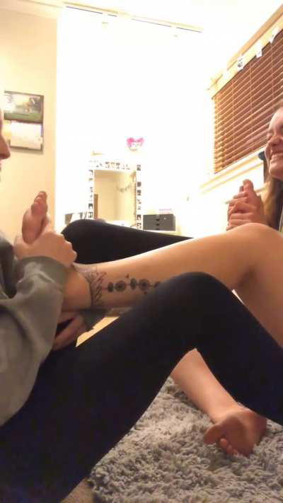 snowbunny lesbian foot worship😋