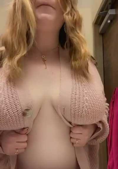Anybody want to play with my big breasts? 🌸