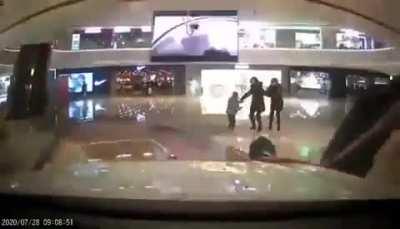 Huawei Fan goes crazy, driving a car into the Huawei store