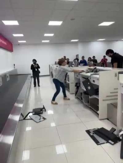 Mujer desquiciada causa destrozos en el Aeropuerto Internacional de la Ciudad de MÃ©xico, posteriormente fue detenida. 