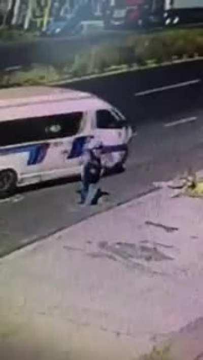 Man pranks bus by sneaking into a warp pipe.