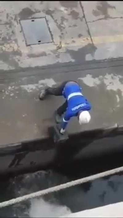 Chuvas fortes na Bahia e a Prefeitura agindo rápido para desobstruir as vias públicas.