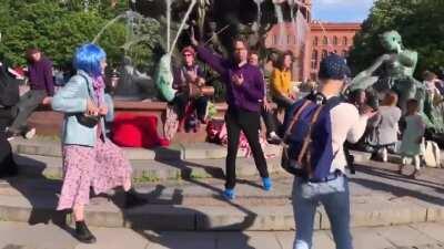 Dafür dass der Virus nicht existiert ist er ganz schön kurzatmig