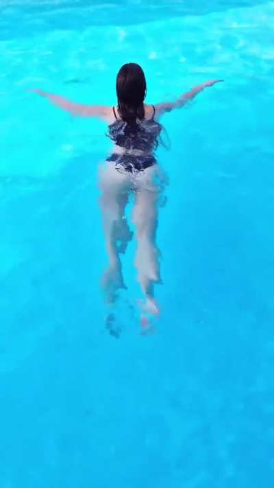 Taking a Dip in a Maldivian Infinity Pool in a Black Thong Bikini (Ari Maj IG Story Clip)