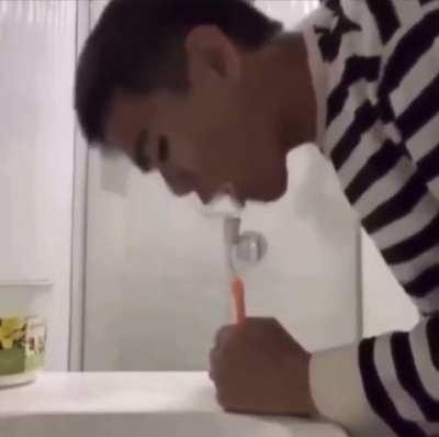 Drake the type of dude to brush his teeth like this in the morning