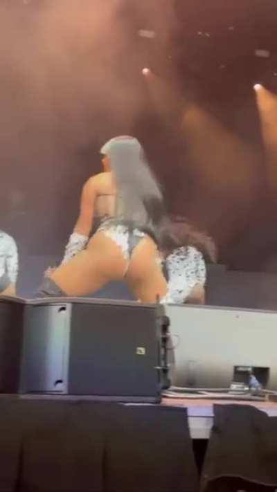 Doing what she’s does best! 🍑