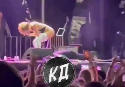 Солистка группы 