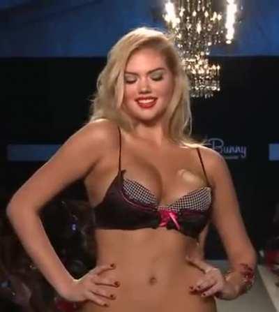 Kate Upton knows how to walk